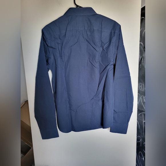 Untuck Men Dress shirt,  size medium - Picture 2 of 5